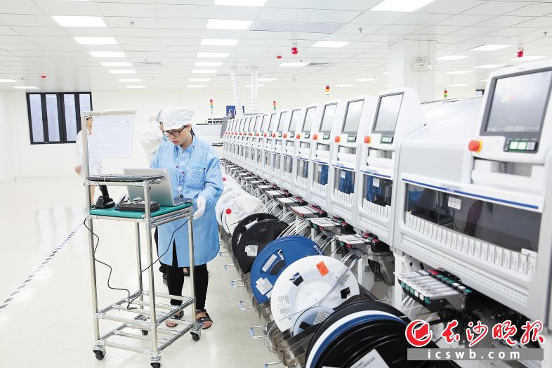 　　伟创力项目一期工厂从开工到投产仅用了86天，目前每天有6万多台手机从这里下线。　　长沙晚报全媒体记者 王志伟 通讯员 高亮 摄影报道