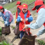 40名志愿者为耒水母亲河“除垢”
