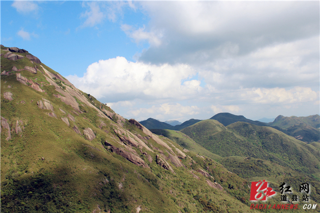 　　红网时刻永州3月18日讯（道县分站记者 李胜全）“不登高山，不知天之高也；不临深渊，不知地之厚也。”日前，记者趁着间隙的阳光，顺着崎岖的盘山公路，一路颠簸，走进了道县湘源风景区——癞子山。只见，山上风景秀丽，怪石嶙峋，流水潺潺……