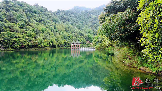 　　后来，有数村之人，聚数百青年，将石盖移开，取出三担大洋，后请大师做法将石盖封住。从此之后，石盖下仍有绿水缓流而出。