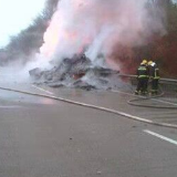 永州：泉南高速永州段一货车自燃 交警、消防合力救援