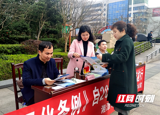 湘潭市城管局组织开展城市绿化宣传活动 增强市民“植绿爱绿护绿”责任意识