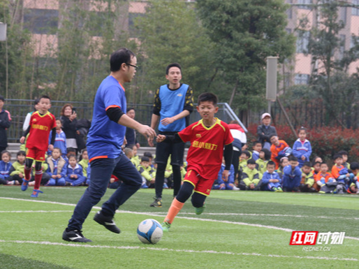 上阵父子兵 长沙砂子塘万科魅力之城小学这场足球赛真不错