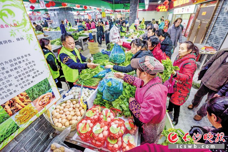 　　雨花区创新“一圈两场三道”建设，新亮相的路桥微地生鲜集市分类细致、菜品丰富，更有“网上集市”让市民便利购菜。长沙晚报全媒体记者 陈飞 摄