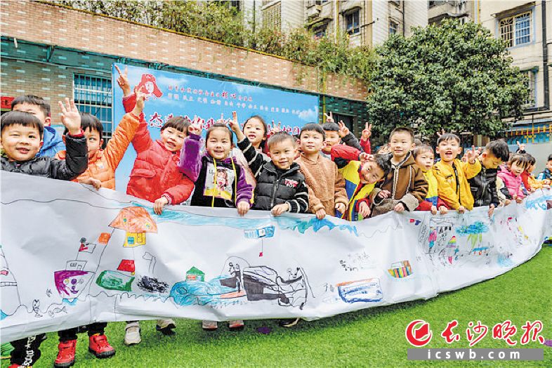 　　活动现场,孩子们在十米长卷上作画，宣传环境保护，倡导绿色文明。  长沙晚报全媒体记者 陈飞 摄 