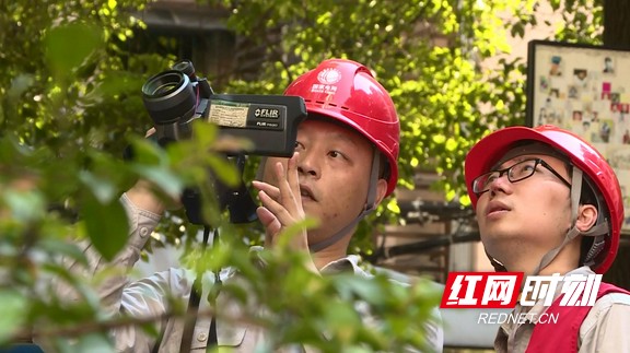 图为万代与同事利用热成像仪对变压器进行检测.marked.jpg