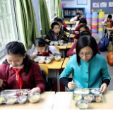 三部门要求学校建集中用餐陪餐制度