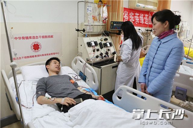 中南林业科技大学计算机与信息工程学院老师前往医院陪伴邹大智采集淋巴细胞。