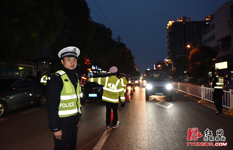交警夜查酒驾  查获5名“酒司机”
