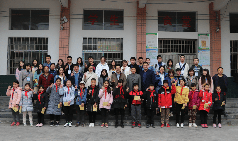 图为参加仪式的领导老师、志愿者与塔卧苏区小学生合影.png