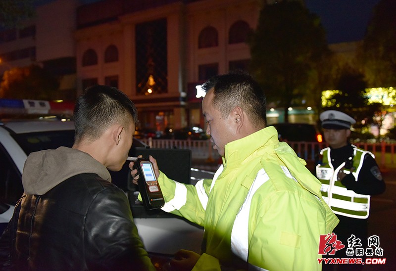 交警夜查酒驾  查获5名“酒司机”