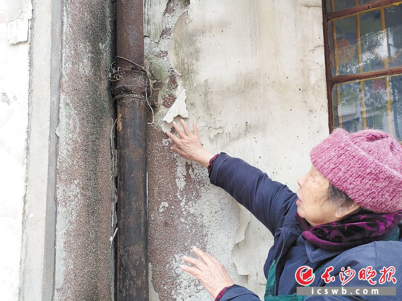 　　水管老化锈烂,雨水渗入室内，这一问题困扰郭娭毑好长时间了。最近在社区居委会的帮助下，这根老化的雨水管换成了新的。   　　长沙晚报全媒体记者 谢春年 摄