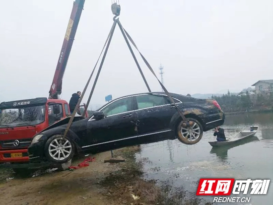 【警视窗】无陡坡，无急弯，慈利一奔驰竟驶入水库！