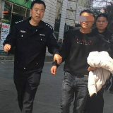 吉首交警突遇女子求助 现场控制逃跑男子