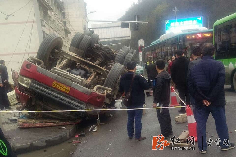 桐油坪隧道大货车侧翻 驾驶室被压成铁饼67 吉首市站