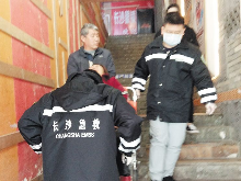 雷雨夜“急诊科超人”与时间赛跑