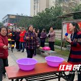 不让老人“窝”家里 趣味运动让老人嗨起来