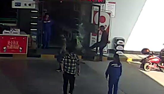 【警视窗】武陵源：一男子不满加油站服务泼柴油被拘