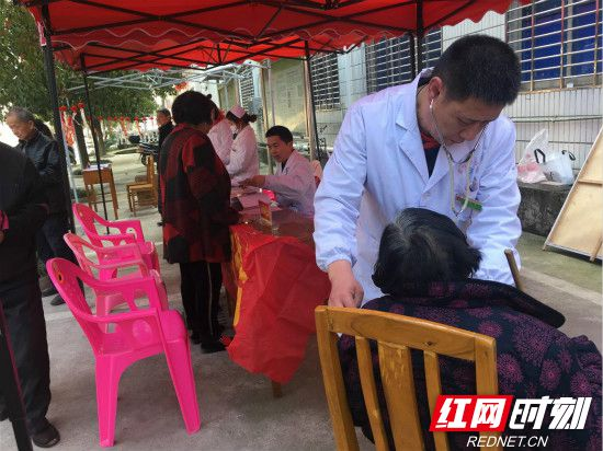 世界防治结核病日宣传活动走进慈利县岩泊渡镇