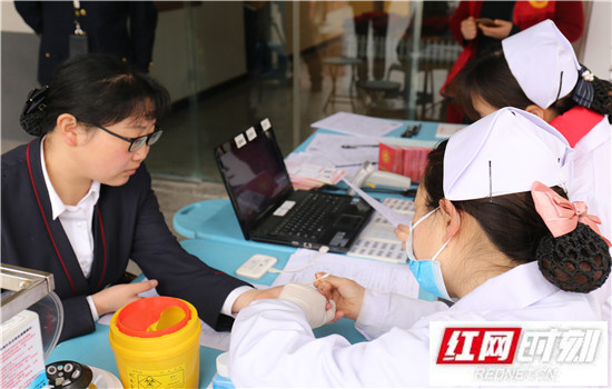 张家界荷花机场开展“一袋血 两份爱” 学雷锋无偿献血活动