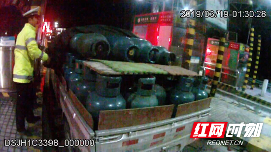 张家界：小货车深夜非法运输液化气上高速 多部门联合排险