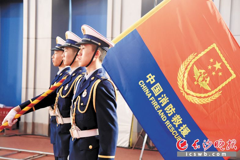 　　去年12月29日，长沙市消防支队隆重举行迎旗、授衔和换装仪式。资料图片