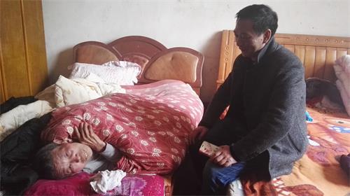 离开石均塘村了，依然不时看望放心不下的贫困户杨渭贤.jpg