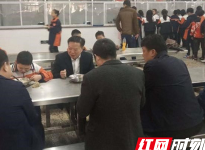 体验食堂饭菜质量 衡阳县委书记与学校师生一同用餐
