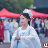 花朝节民俗活动亮相橘子洲   五百“同袍”齐唱《歌唱祖国》