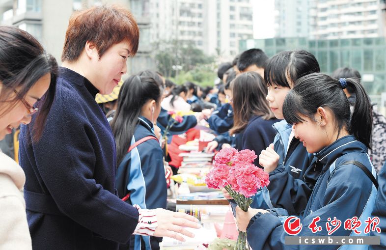 　　长雅中学的学生们在紫凤社区摆“长龙”，为爱心吆喝，筹集爱心款项，吸引了众多居民前来淘货献爱心。 　　长沙晚报全媒体记者 罗杰科 摄