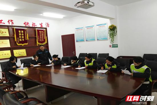 张家界西收费站分工会组织开展女职工维权行动月活动