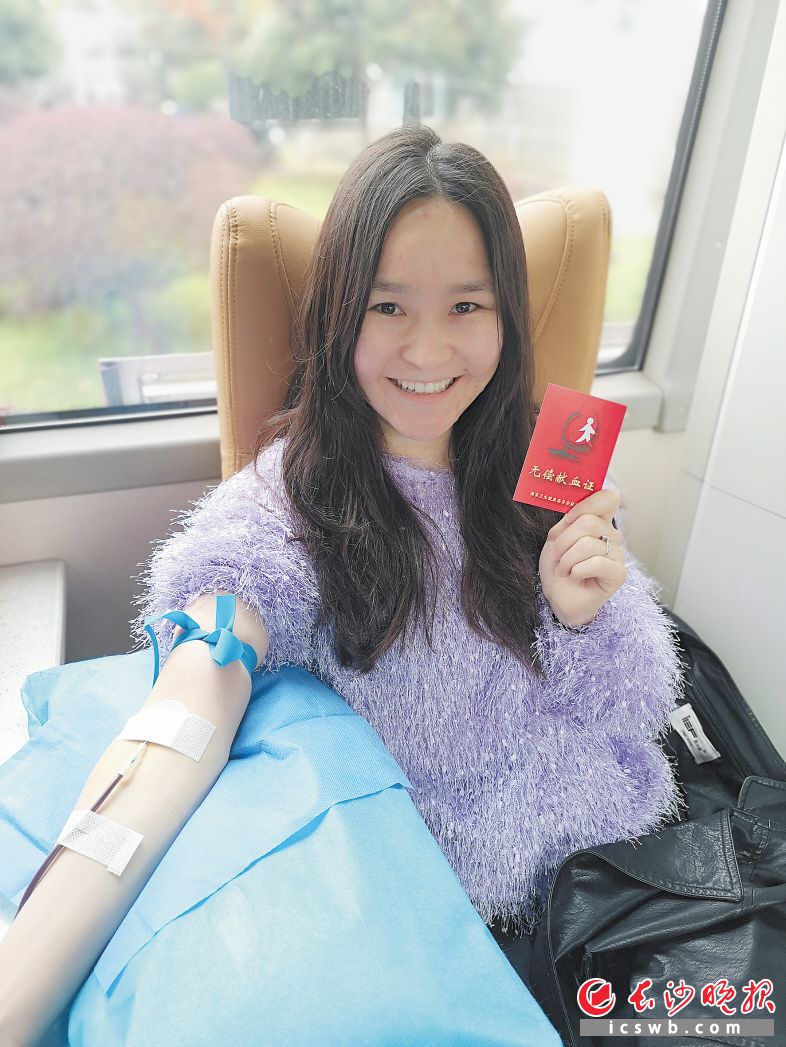 　　来自蒙古国的留学生甘巴塔无偿献血。