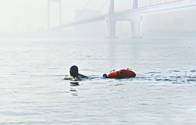 清晨，53岁的祝壁武带着两个桔黄色的“跟屁虫”游泳包从汉阳游到武昌上班长江日报记者金思柳 摄