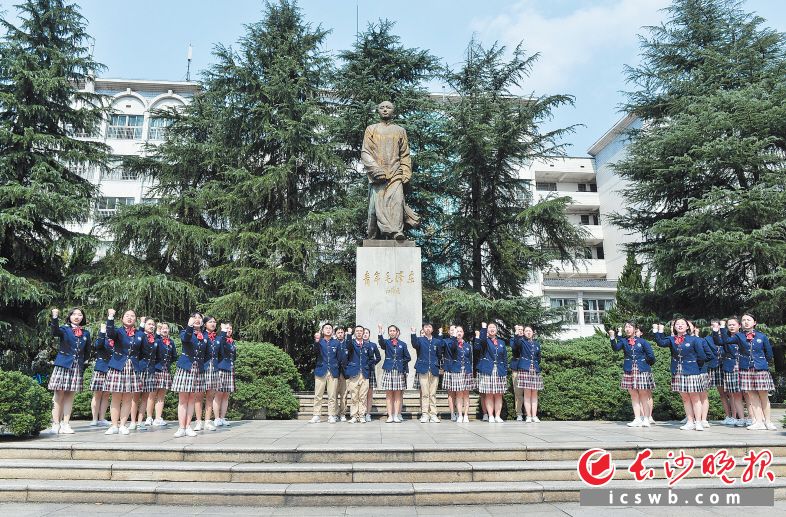 　　湖南第一师范学院操场，学生们大声朗诵着《沁园春·长沙》。长沙晚报全媒体记者 石祯专 邹麟 摄影报道