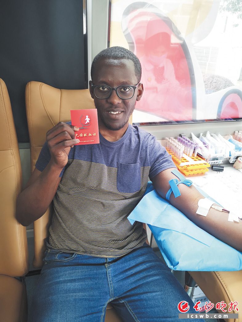 　　就读于中南大学的非洲籍留学生罗拉无偿献血。均为长沙血液中心供图