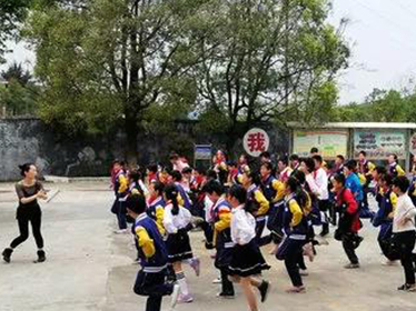 “流动青少年宫”走进桂阳县农村小学！孩子们乐开怀