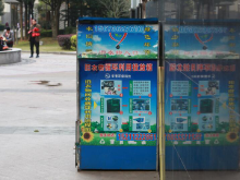 旧衣回收箱里的衣服去哪了?我们的爱心被“转卖”了吗？