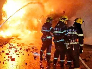 京港澳高速货车起火 郴州消防紧急救援