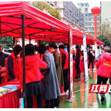 招聘会“红马甲”志愿服务忙 200人初步达成求职意向