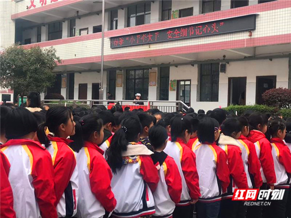大祥交警：小手牵大手 安全细节记心头