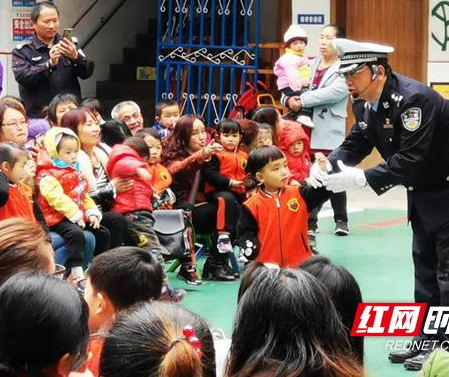 绥宁县：中小学生身临其境接受交通安全教育