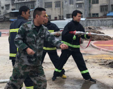 低庄镇：低庄镇举行消防车操作培训活动