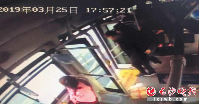 吴兵将公交车开到医院附近后,又背着发病的老人下车直奔急救室。 视频截图