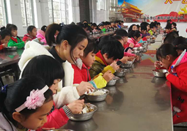 冷水滩：“陪餐”制度守护学生“舌尖上的安全”