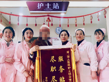 产妇送三面锦旗感谢医护人员：像家人一样关怀备至
