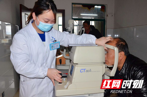 娄底爱尔眼科医院医务人员为患者检测眼压.jpg