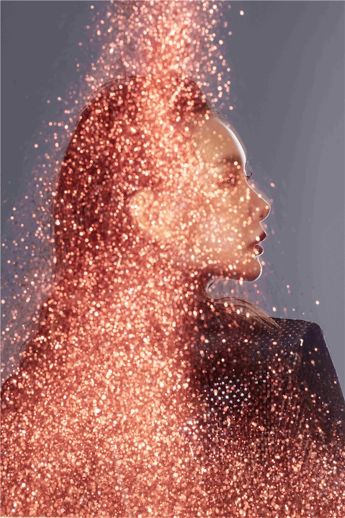 戚薇曝光一组时尚写真流金溢彩的亮片梦幻绚丽