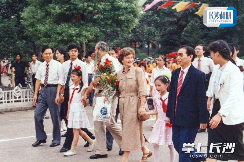 1988年9月5日，美国圣保罗市友好代表团来长沙交流访问，架起了两市之间友谊金桥。