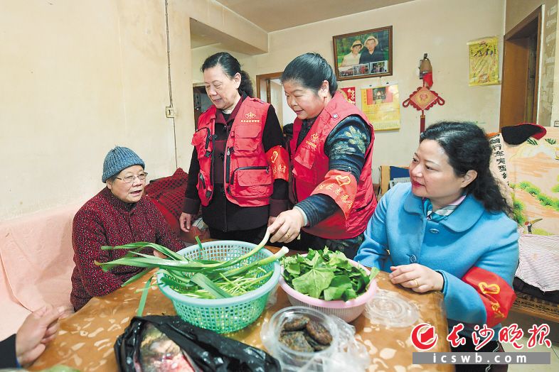 　　本周二，社区志愿者们在帮唐运灵老人择菜。 长沙晚报全媒体记者 王志伟 摄