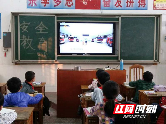 慈利县龙潭河镇中学多举措护航学生上下学